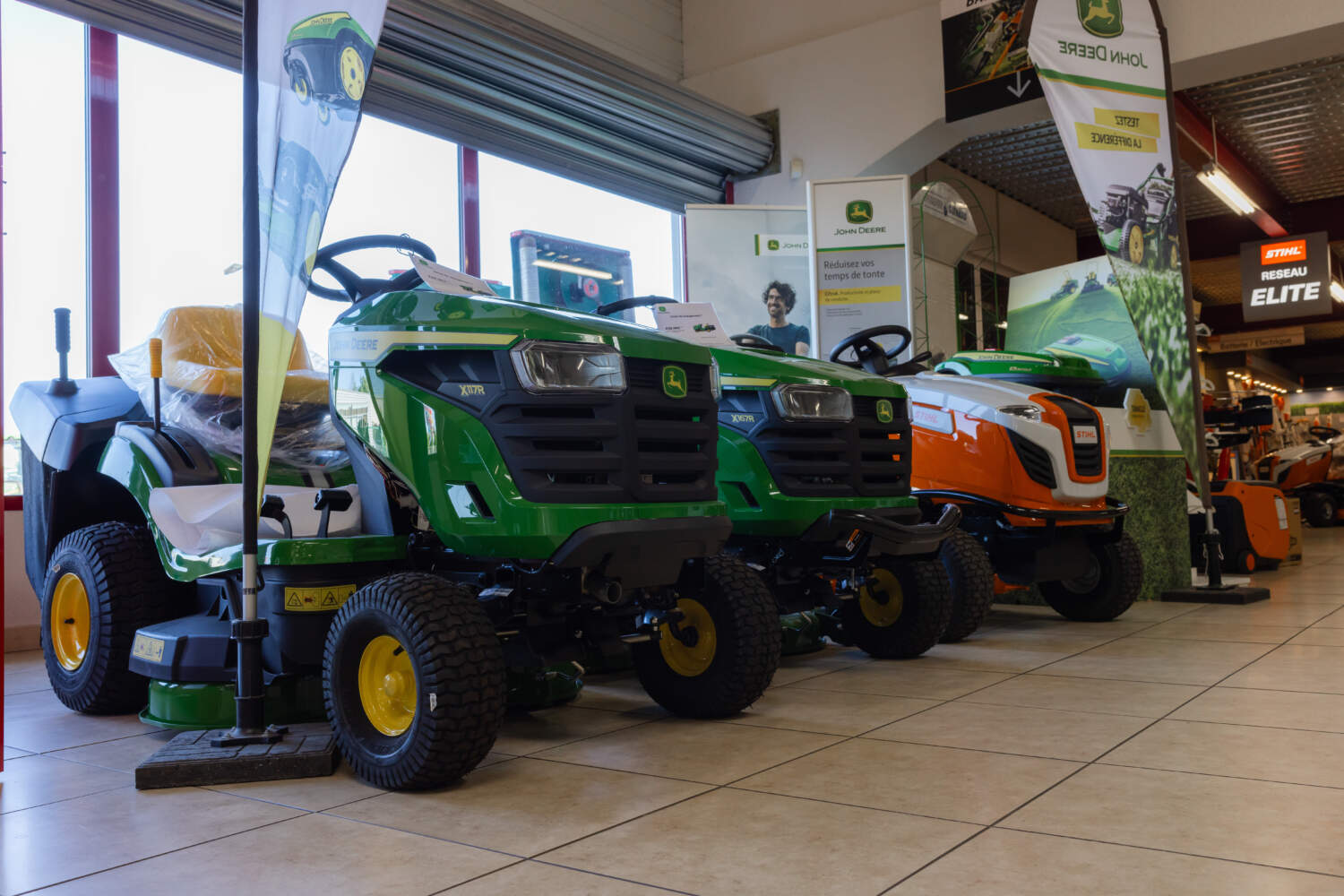 Vente de tondeuses auto-portées de marque John Deere à Ornex